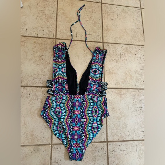 💛 No Boundaries XL/XG (15-17) Aztec Print Deep V Lattice Side One-Piece Swimsuit - Picture 7 of 8